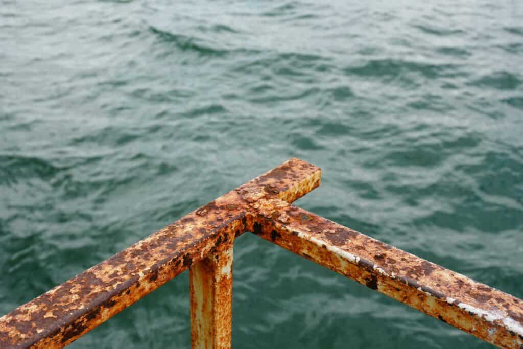 海邊生鏽的金屬